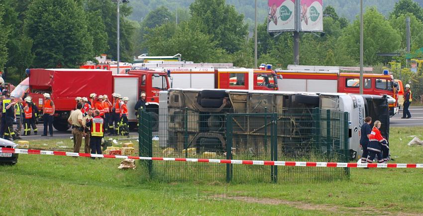 Schwerer Unfall mit Reisebus Lohmar Donrather Dreieck P276.JPG